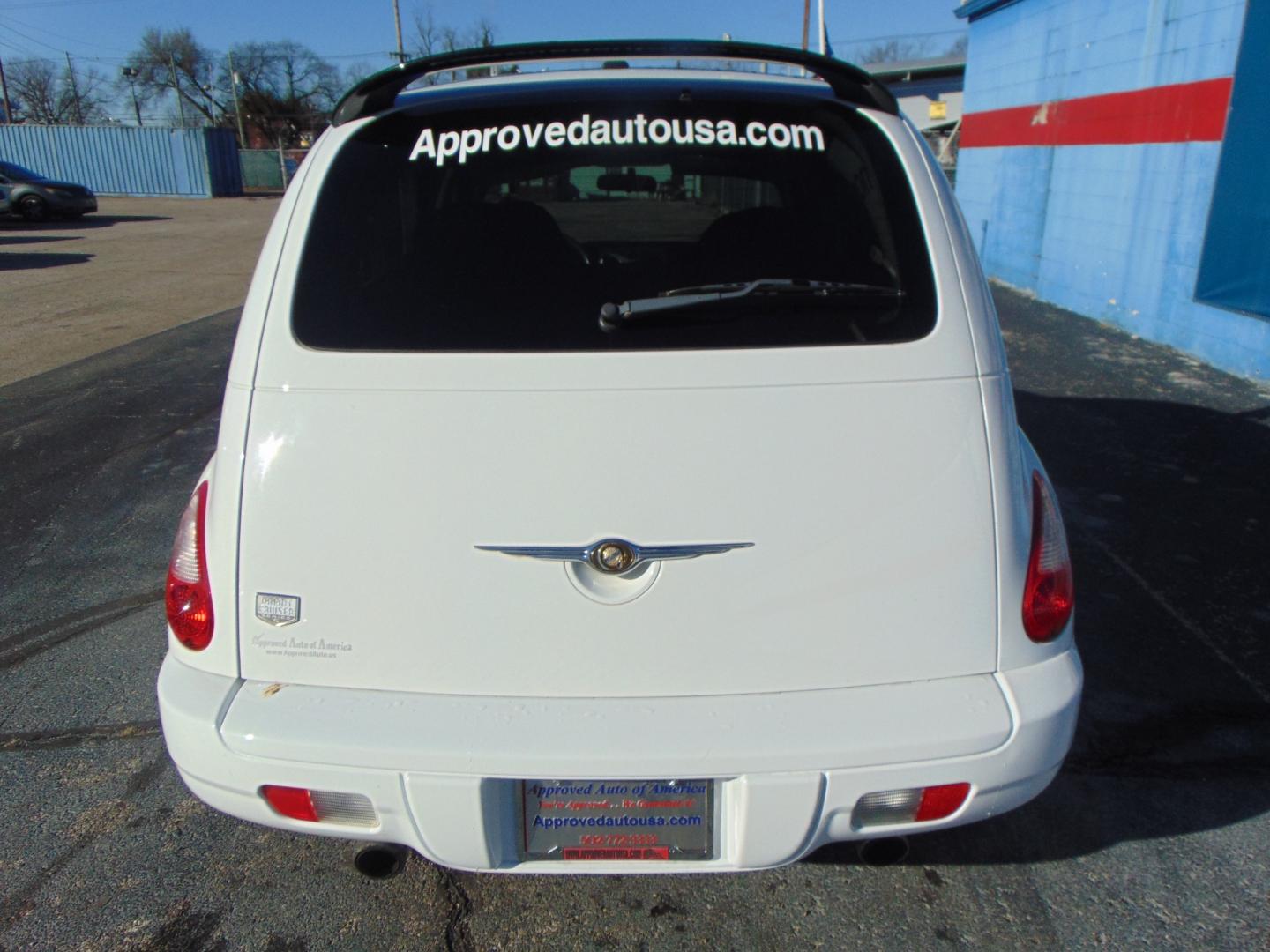 2009 White Chrysler PT Cruiser (3A8FY58949T) with an 4-Cyl 2.4 Liter engine, Automatic, 4-Spd w/Overdrive transmission, located at 2105 Dixie Hwy, Louisville, KY, 40210, (502) 772-3333, 38.220932, -85.795441 - Photo#13